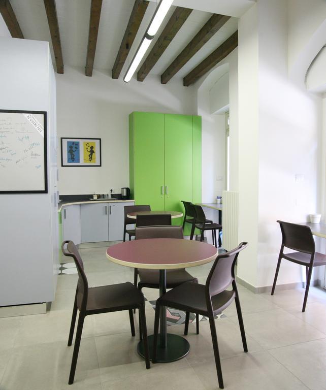 Ostello Locanda Degli Acrobati Brescia Luaran gambar